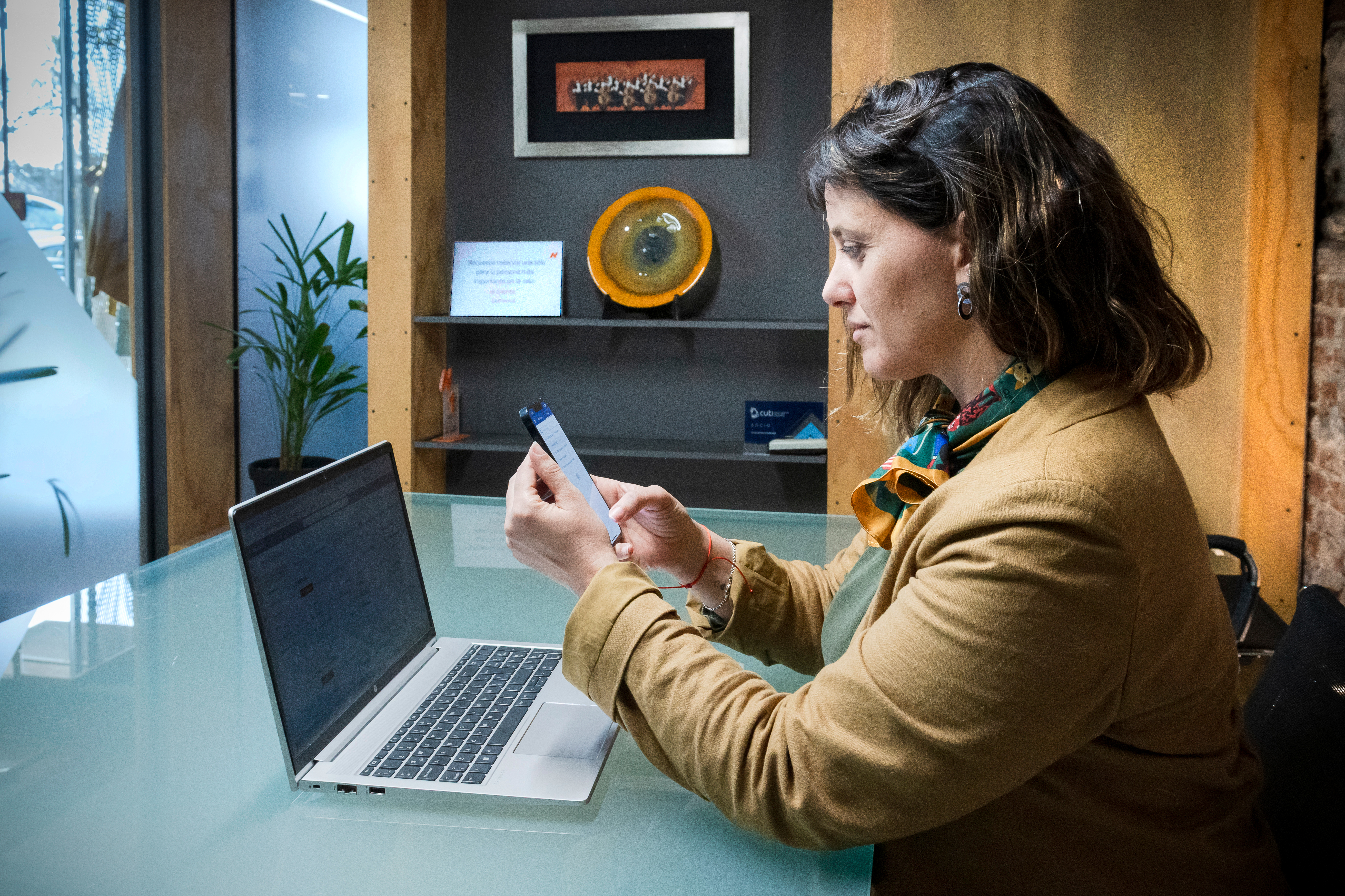 Mujer usando Nodum RRHH