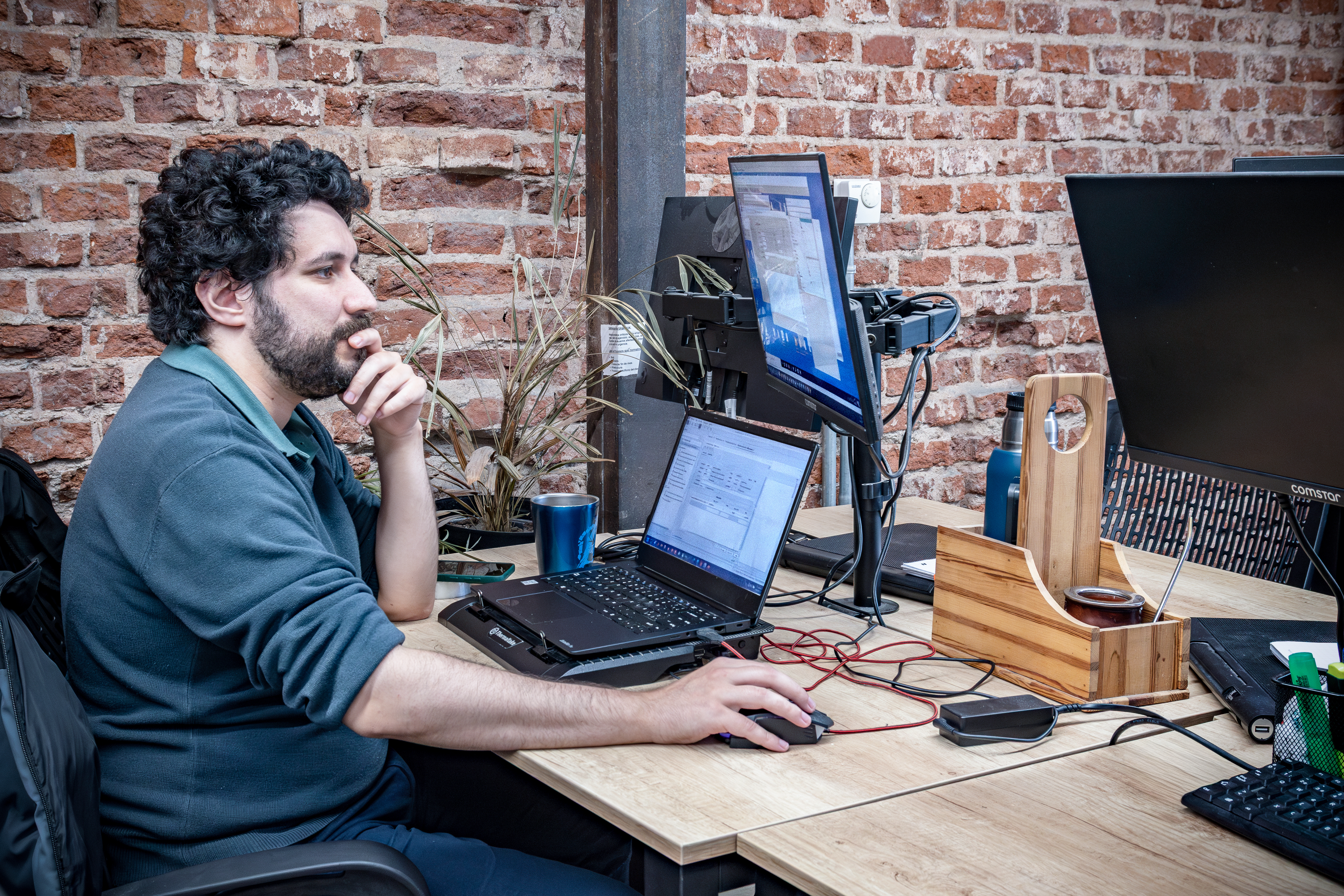 Hombre trabajando en Nodum