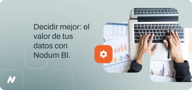 Manos escribiendo en notebook sobre reportes impresos con gráficos, ilustrando el análisis de datos con Nodum BI