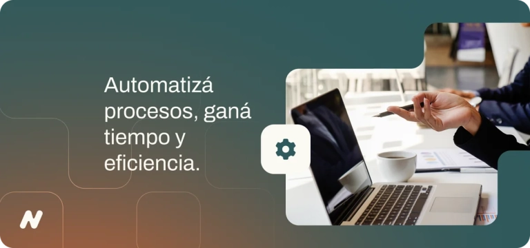 Persona con notebook y documentos de gestión sobre un escritorio, representando la automatización de proceso