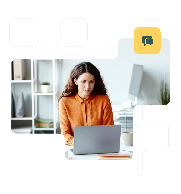 Mundo Nodum con chat de consultas activo mientras una persona trabaja frente a su notebook