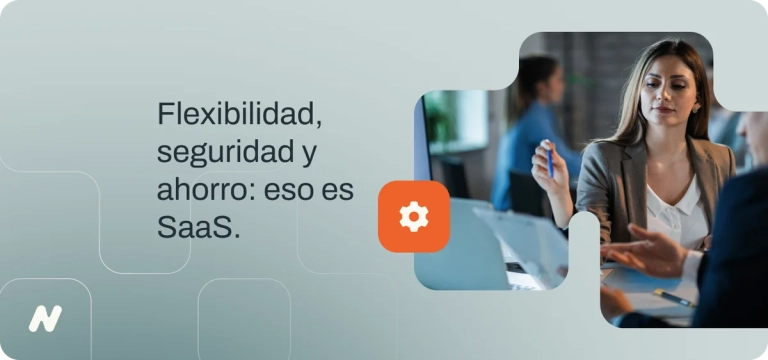 Ejecutiva en una reunión de negocios explicando una propuesta, representando la flexibilidad del software SaaS