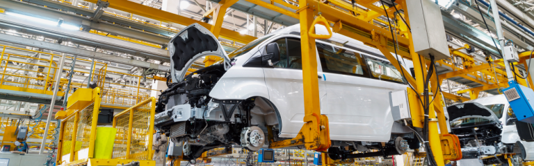 Línea de ensamblaje automotriz con vehículo en proceso de fabricación industrial