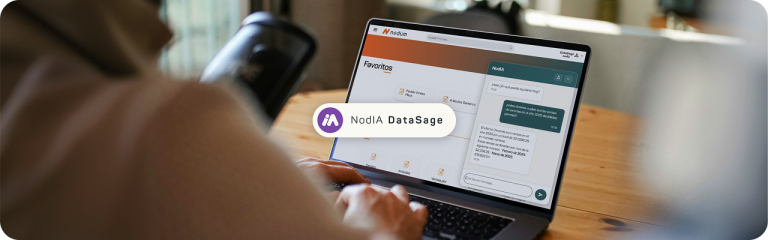Persona trabajando desde su laptop con la interfaz de NodIA DataSage abierta, mostrando un chat de inteligencia artificial respondiendo consultas sobre ventas e historial de clientes en tiempo real.