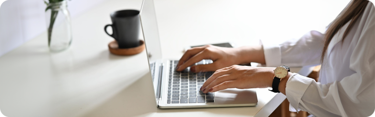 Profesional trabajando en una laptop, representando el uso de un ERP en una empresa uruguaya.