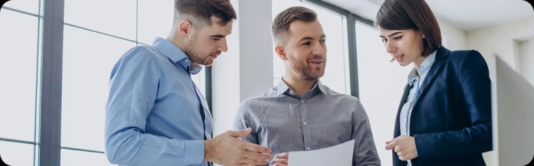 Equipo de profesionales de una empresa de servicios revisando documentación, representando la gestión eficiente con un ERP en Uruguay