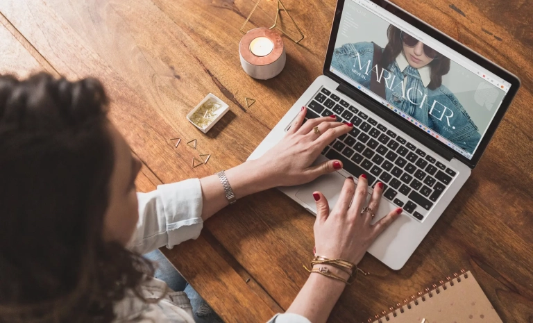 Notebook con el e-commerce de Maria Cher, marca que gestiona su operación con el ERP para indumentaria de Nodum