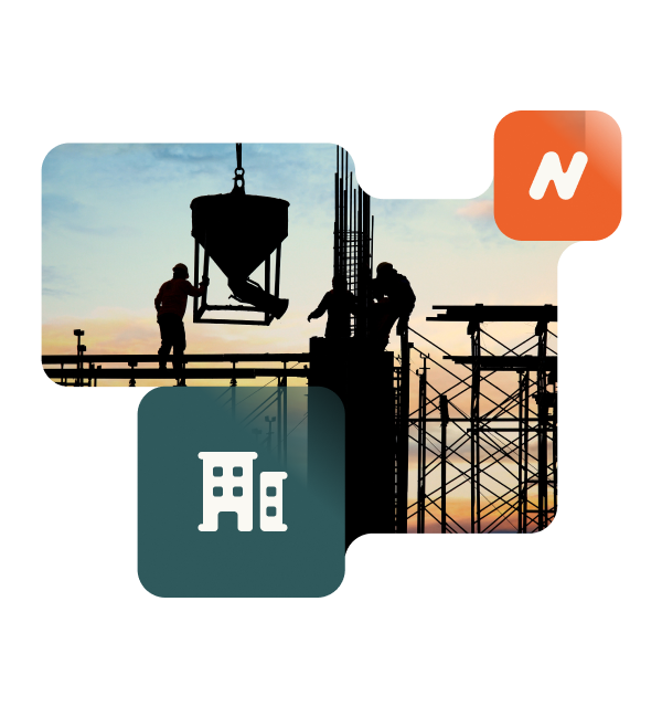 Obreros en obra de construcción al atardecer gestionando operaciones con ERP Nodum