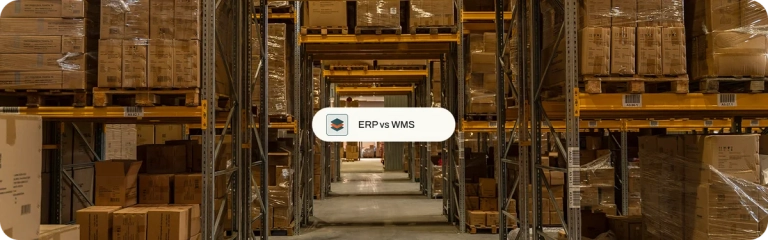 Pasillo de depósito con estanterías de pallets, ilustrando la comparación ERP vs WMS en la gestión del almacén