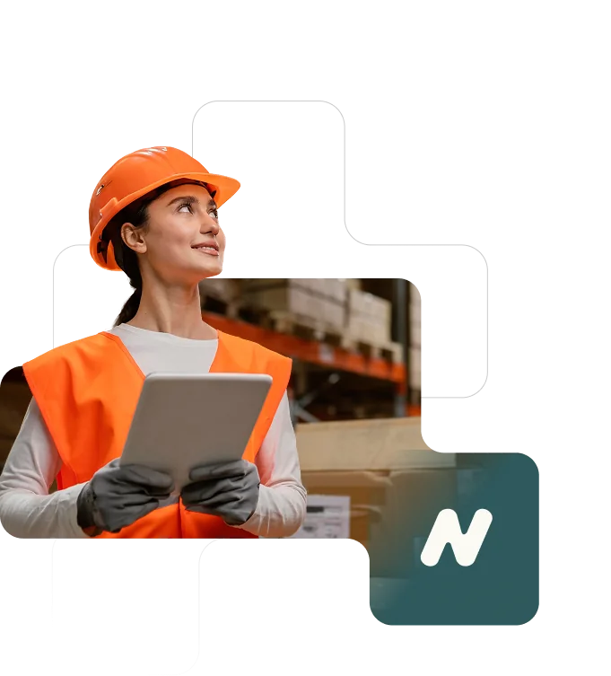 Operaria con tablet controlando stock en depósito, apoyada por software WMS y logística en tiempo real