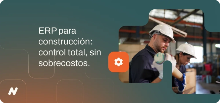Trabajadores de la construcción con casco manipulando materiales en una obra, control con ERP para construcción
